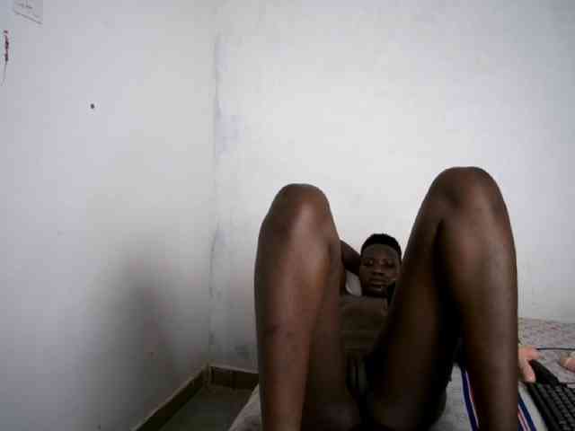 Prettieme12 bongacams live cam model