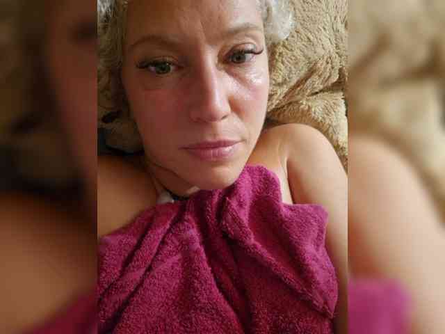 MoonKitten bongacams live cam model