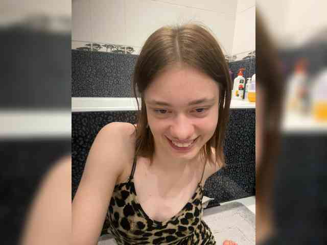 18YoungPussy18 bongacams live cam model