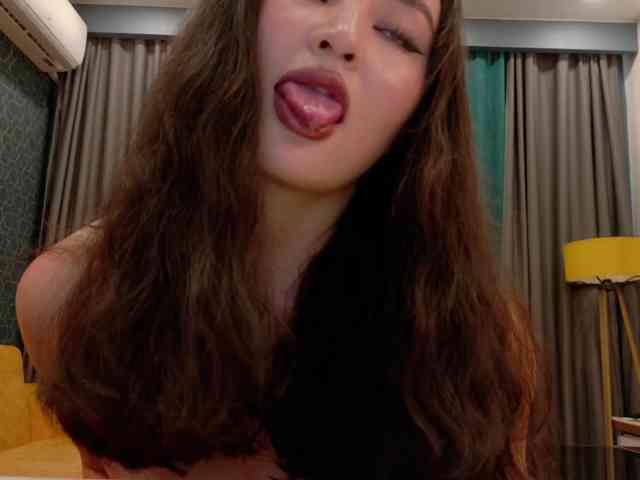 plumhaze bongacams live cam model
