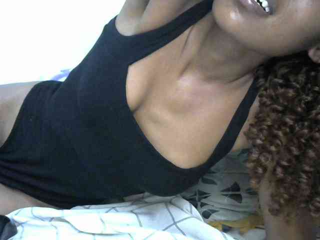 Truegirl2 bongacams live cam model