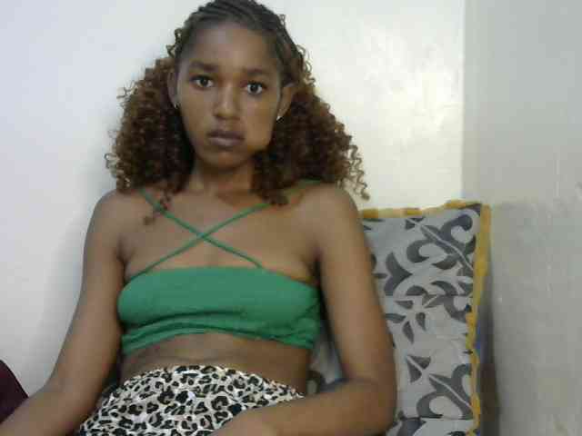 Truegirl2 bongacams live cam model