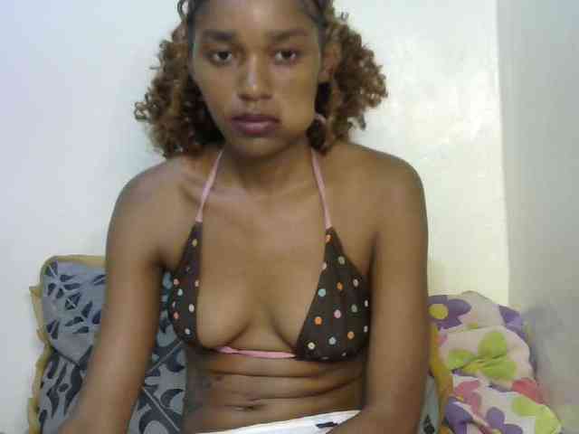 Truegirl2 bongacams live cam model