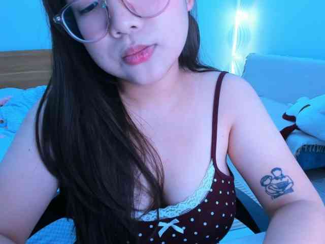 YanaPeach bongacams live cam model