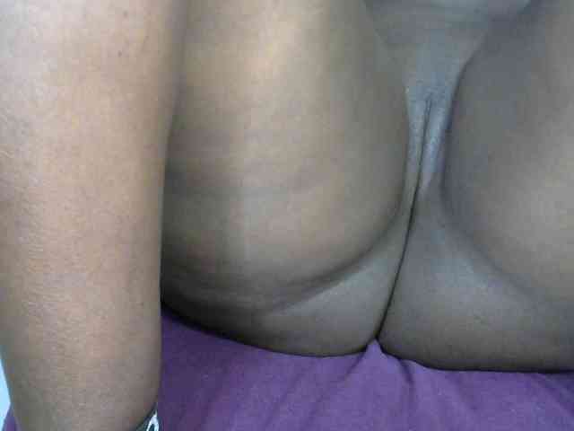 Prettyyas bongacams live cam model