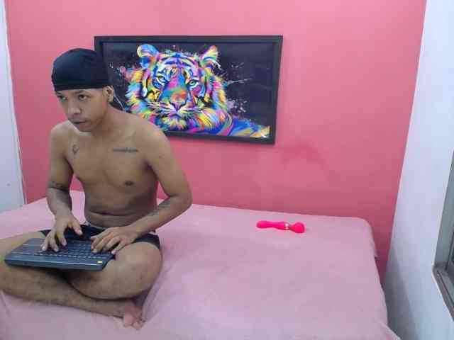 latinosninfomanos bongacams live cam model