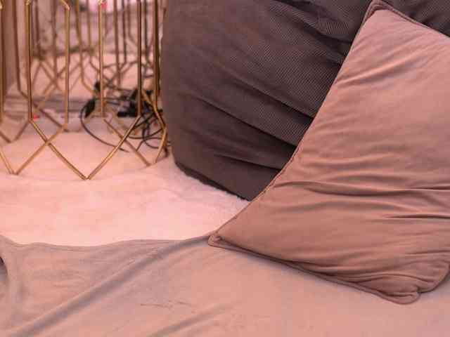 EmmaEmber bongacams live cam model