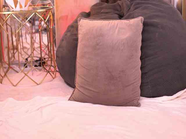 EmmaEmber bongacams live cam model