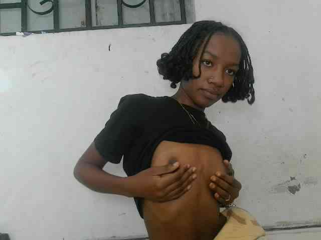 Claudiaah bongacams live cam model