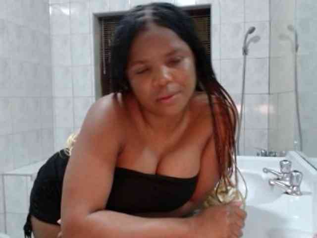 fifibae bongacams live cam model