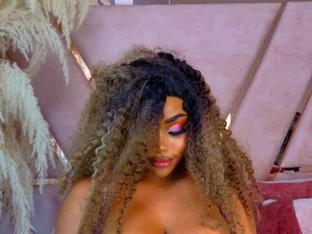 TiannahGlow bongacams live cam model