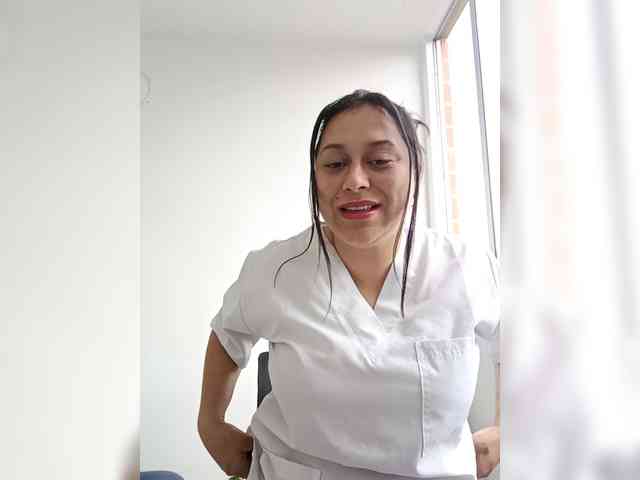 Queen-yess011 bongacams live cam model