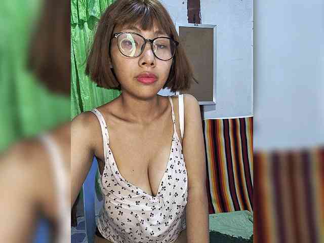 momo3312 bongacams live cam model