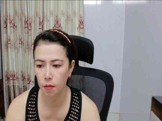 Lindahot69 bongacams live cam model
