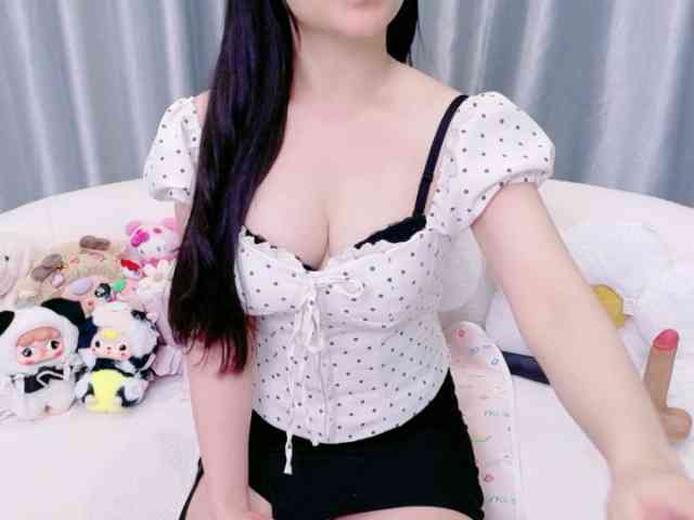 Lylybaby bongacams live cam model