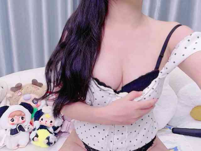 Lylybaby bongacams live cam model
