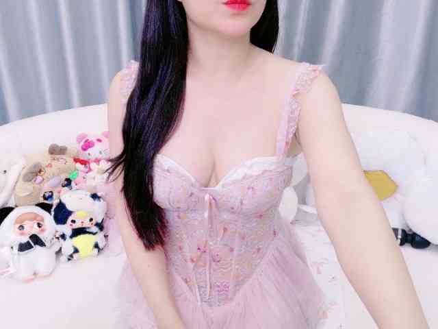 Lylybaby bongacams live cam model