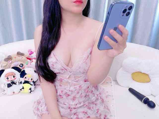 Lylybaby bongacams live cam model
