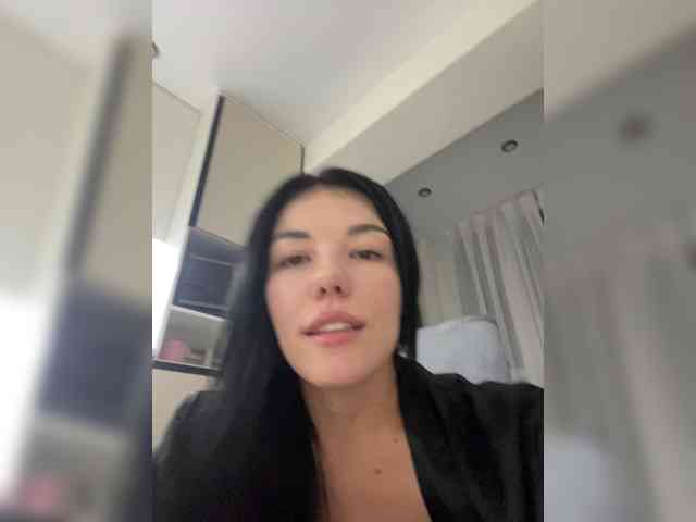 MissDesire bongacams live cam model