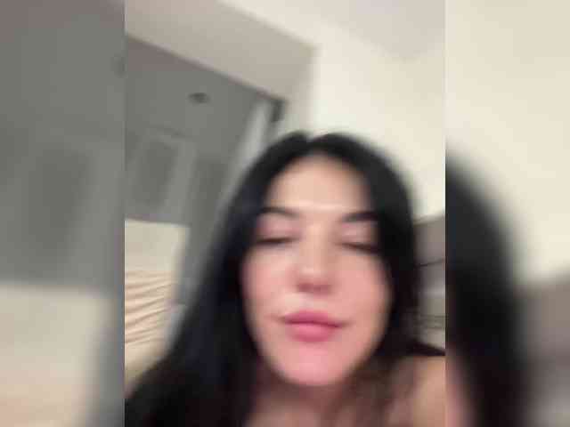 MissDesire bongacams live cam model