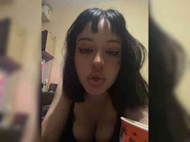 nyadere bongacams live cam model