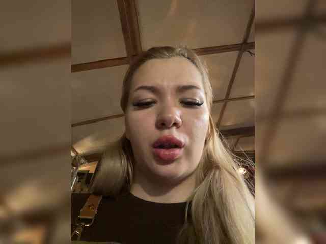 MiaDiva bongacams live cam model