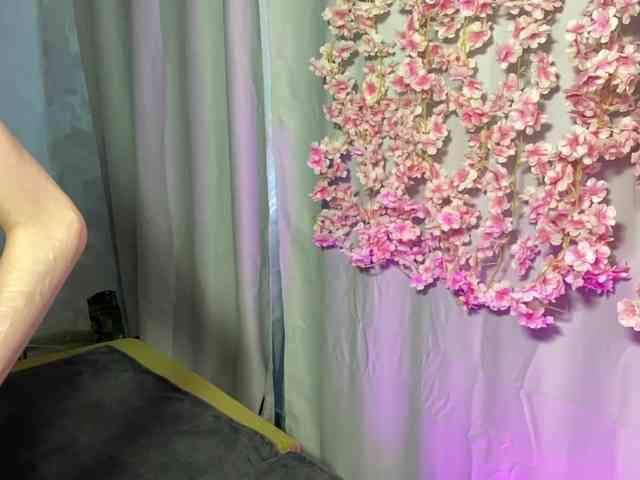 KiraSweet bongacams live cam model