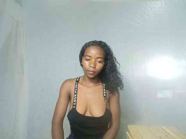 LandiQueen12 bongacams live cam model