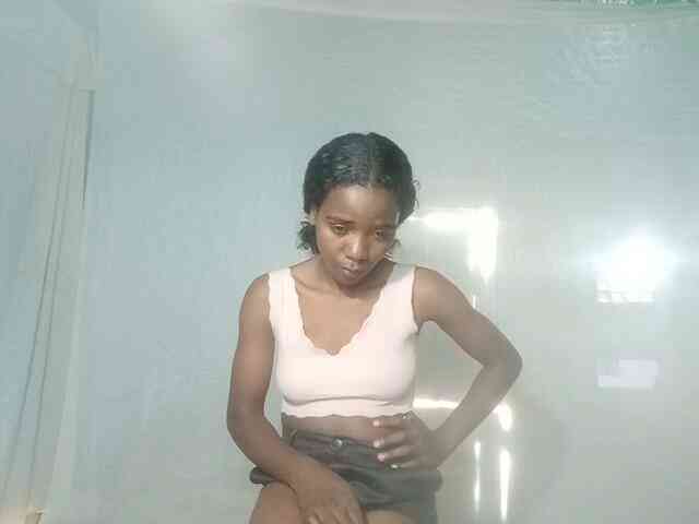 LandiQueen12 bongacams live cam model