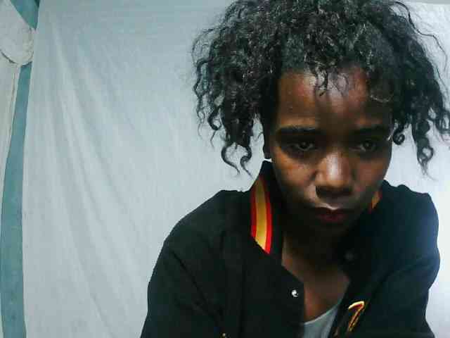 LandiQueen12 bongacams live cam model