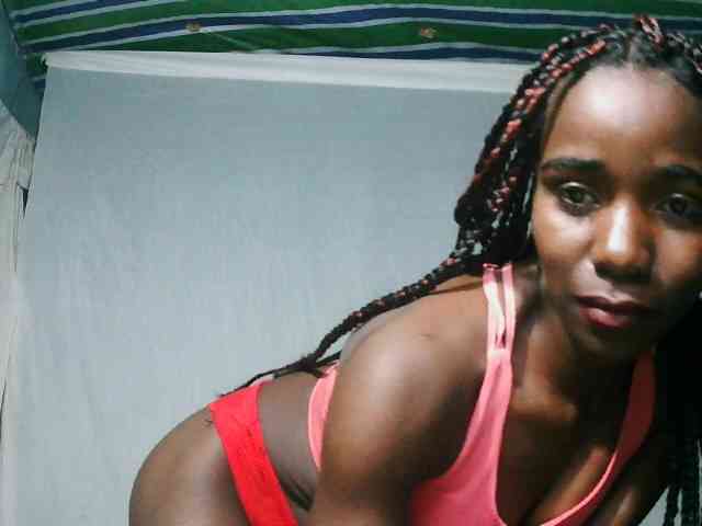 LandiQueen12 bongacams live cam model