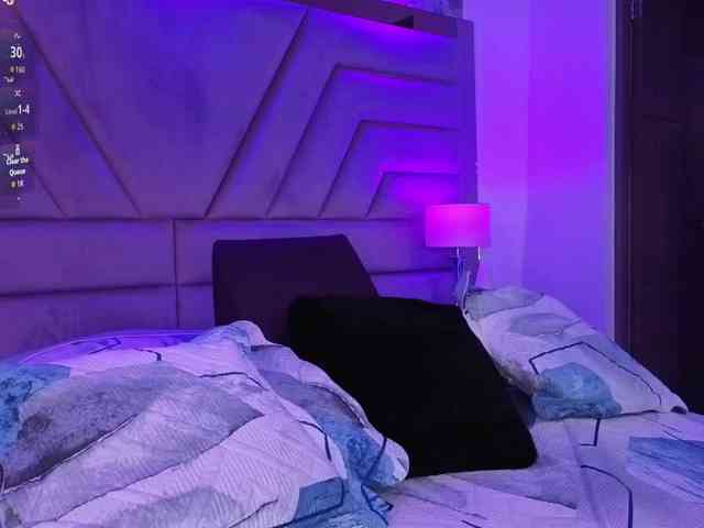 NicoleHills bongacams live cam model