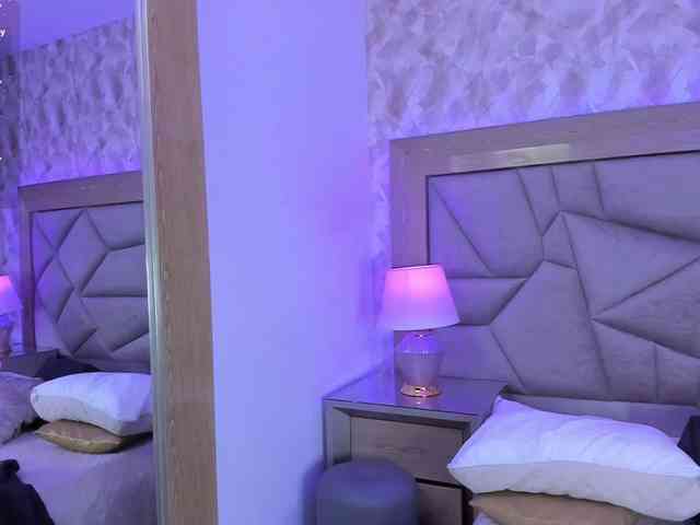 NicoleHills bongacams live cam model