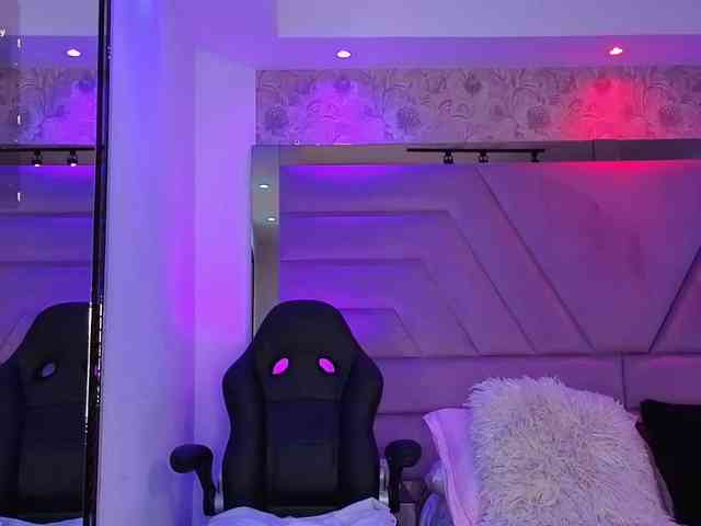 NicoleHills bongacams live cam model