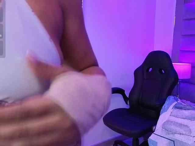 NicoleHills bongacams live cam model
