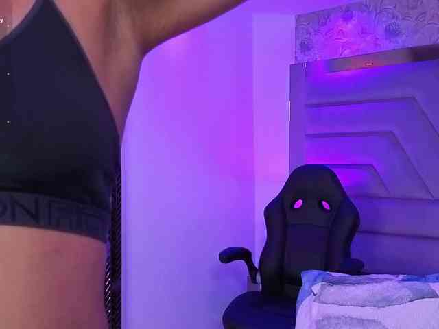 NicoleHills bongacams live cam model