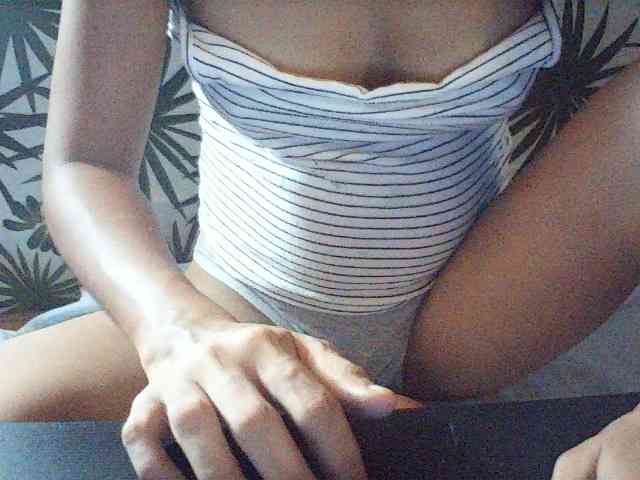 cum4melovea bongacams live cam model