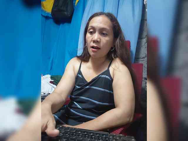 SexyShapire bongacams live cam model