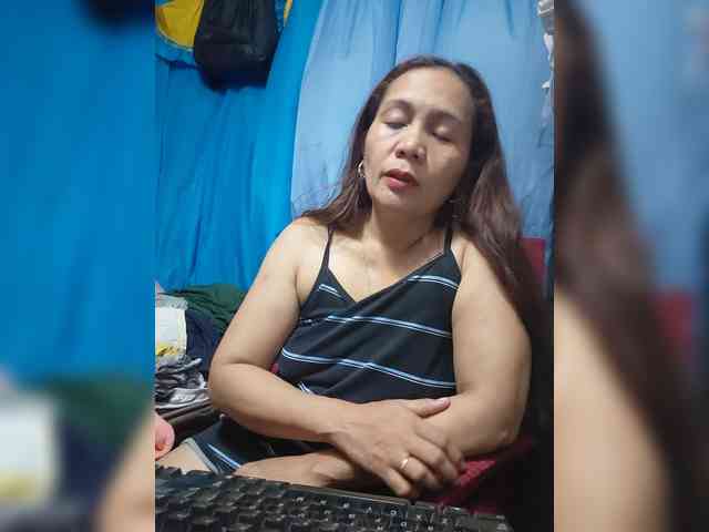 SexyShapire bongacams live cam model