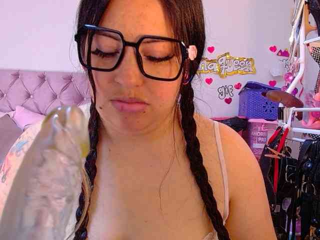lanaqueen699 bongacams live cam model