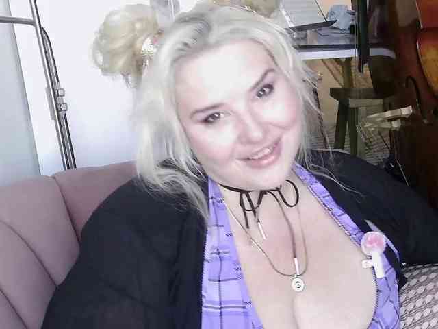 BellaBelly bongacams live cam model