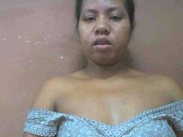 Tharcile bongacams live cam model