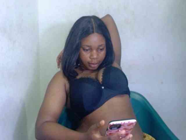 Juicypie bongacams live cam model