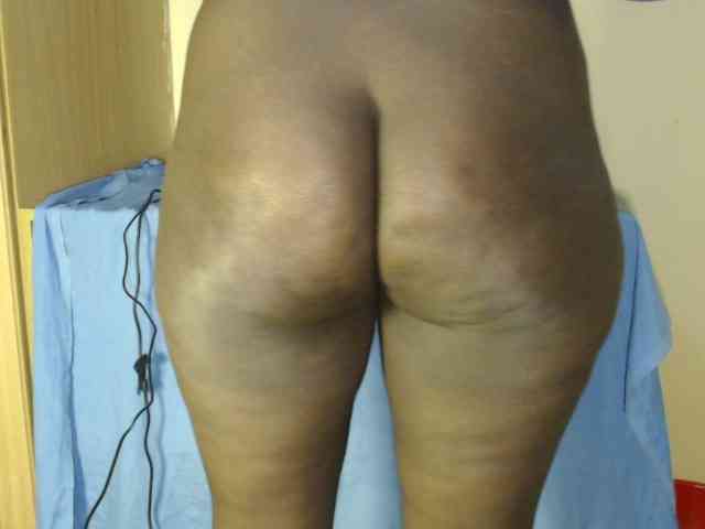 Queengee bongacams live cam model