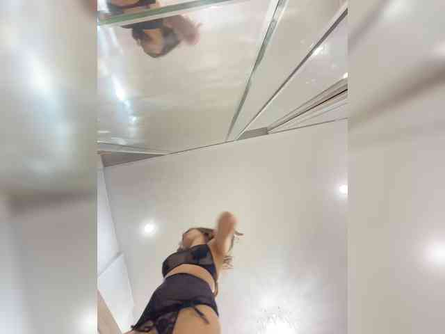 Zorrka bongacams live cam model