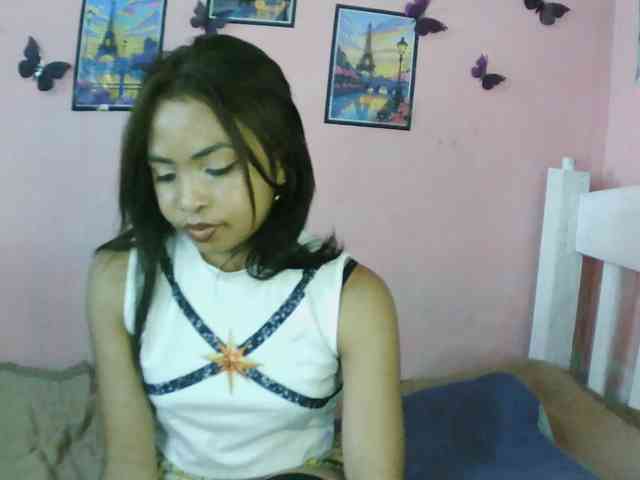 Ashlii bongacams live cam model