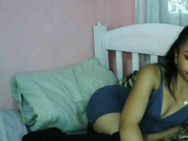 Ashlii bongacams live cam model