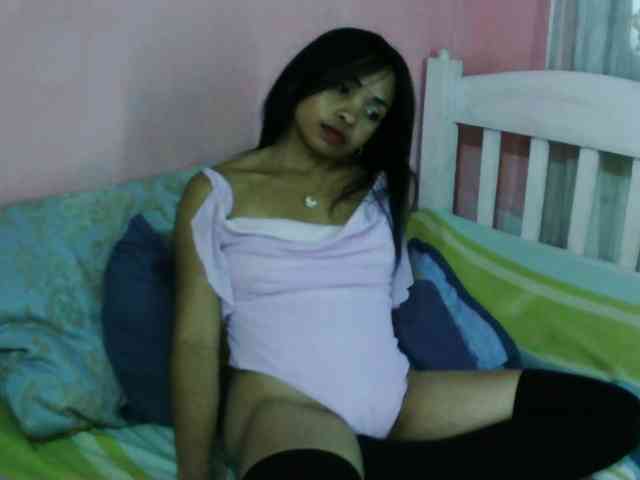 Ashlii bongacams live cam model