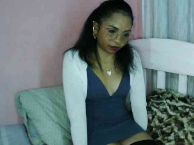 Ashlii bongacams live cam model