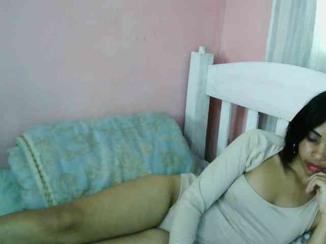 Ashlii bongacams live cam model